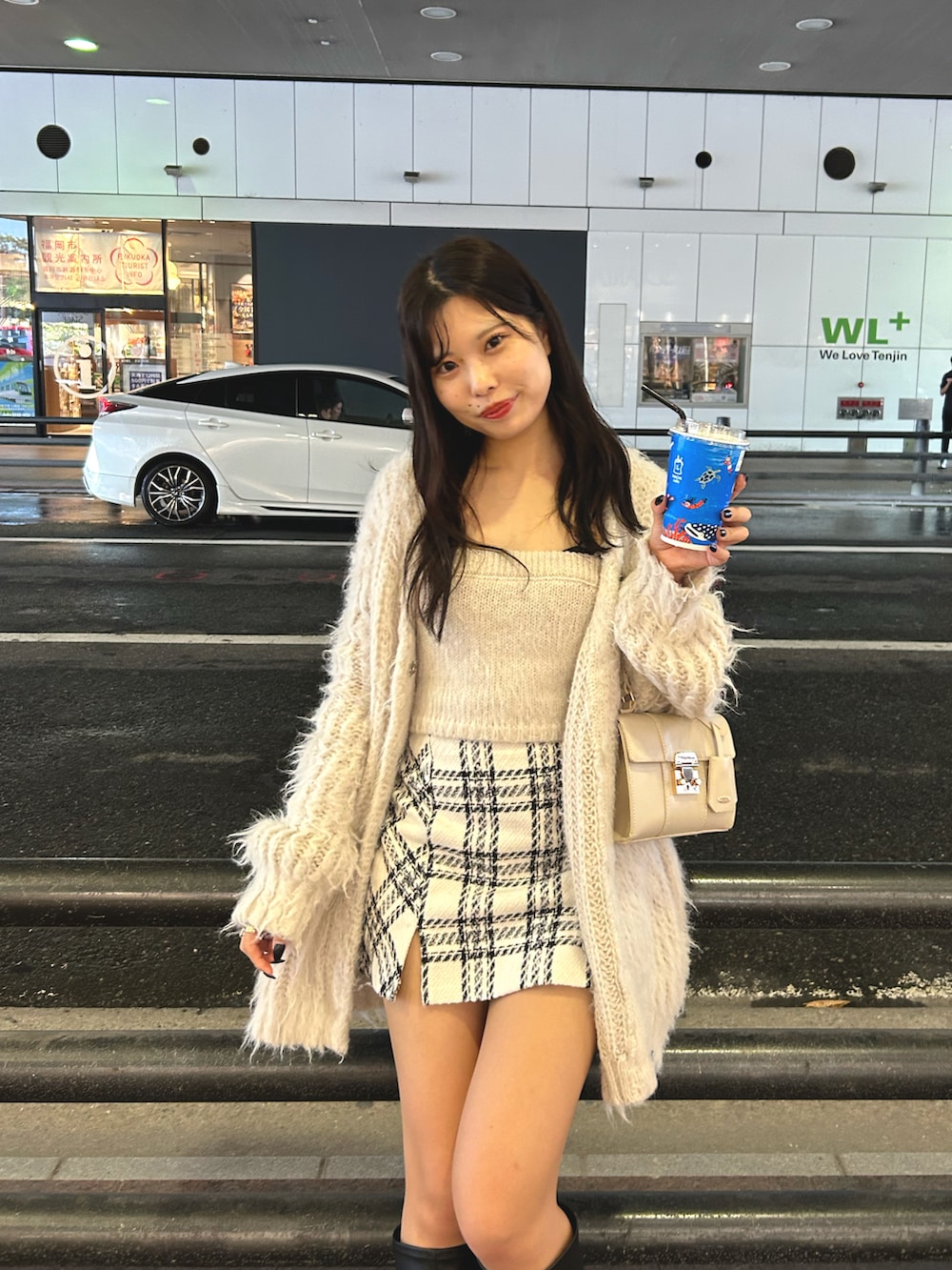 ホワイト系のショルダーバッグ、ホワイト系のカーディガン/ボレロ、ホワイト系のキャミソールを着用したレディースの秋コーディネートの2枚目の写真