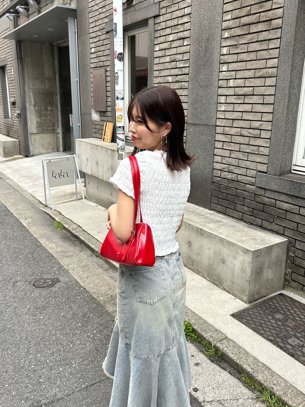 「デニムスカート、夏コーデ、デートコーデ」｜「Chicoの【セットアップ対応】フロントリボンボレロデザインT（Tシャツ/カットソー、ホワイト系）」を使った、Misatoさん（骨格ウェーブ・レディース・160cm）の春コーディネートの5枚目の写真