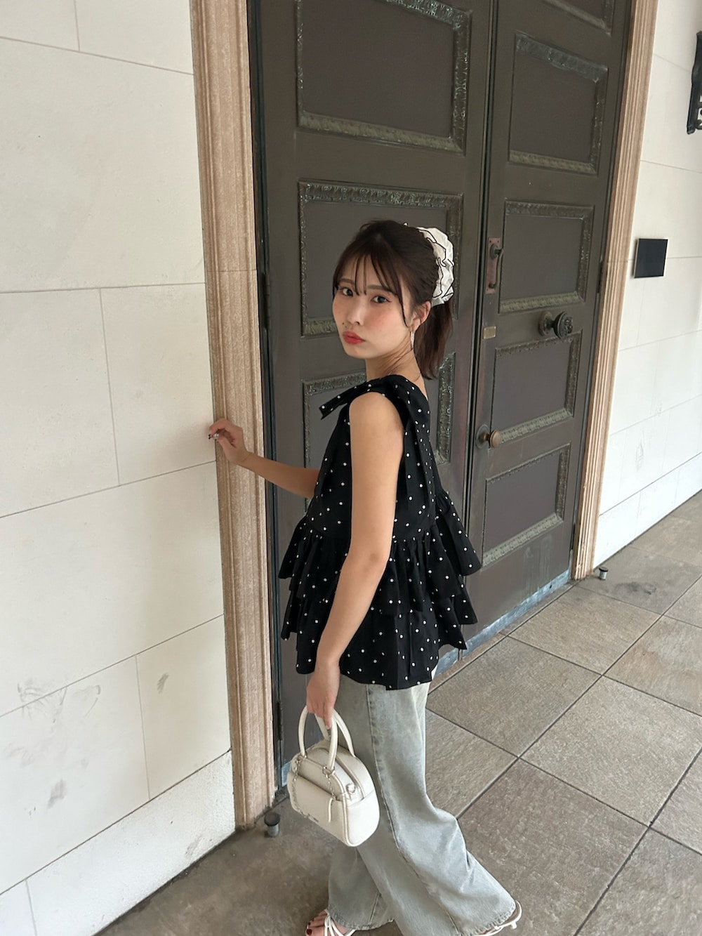 「ブラウス、ブラウスコーデ、ブラウス×デニム、ぺプラムトップス、ペプラム、ドット、ドット柄、デニム、デニムコーデ」｜「Chicoの【SALON by Chico】バックデザインペプラムブラウス（シャツ/ブラウス、ブラック系）」を使った、Misatoさん（骨格ウェーブ・レディース・160cm）の夏コーディネートの4枚目の写真