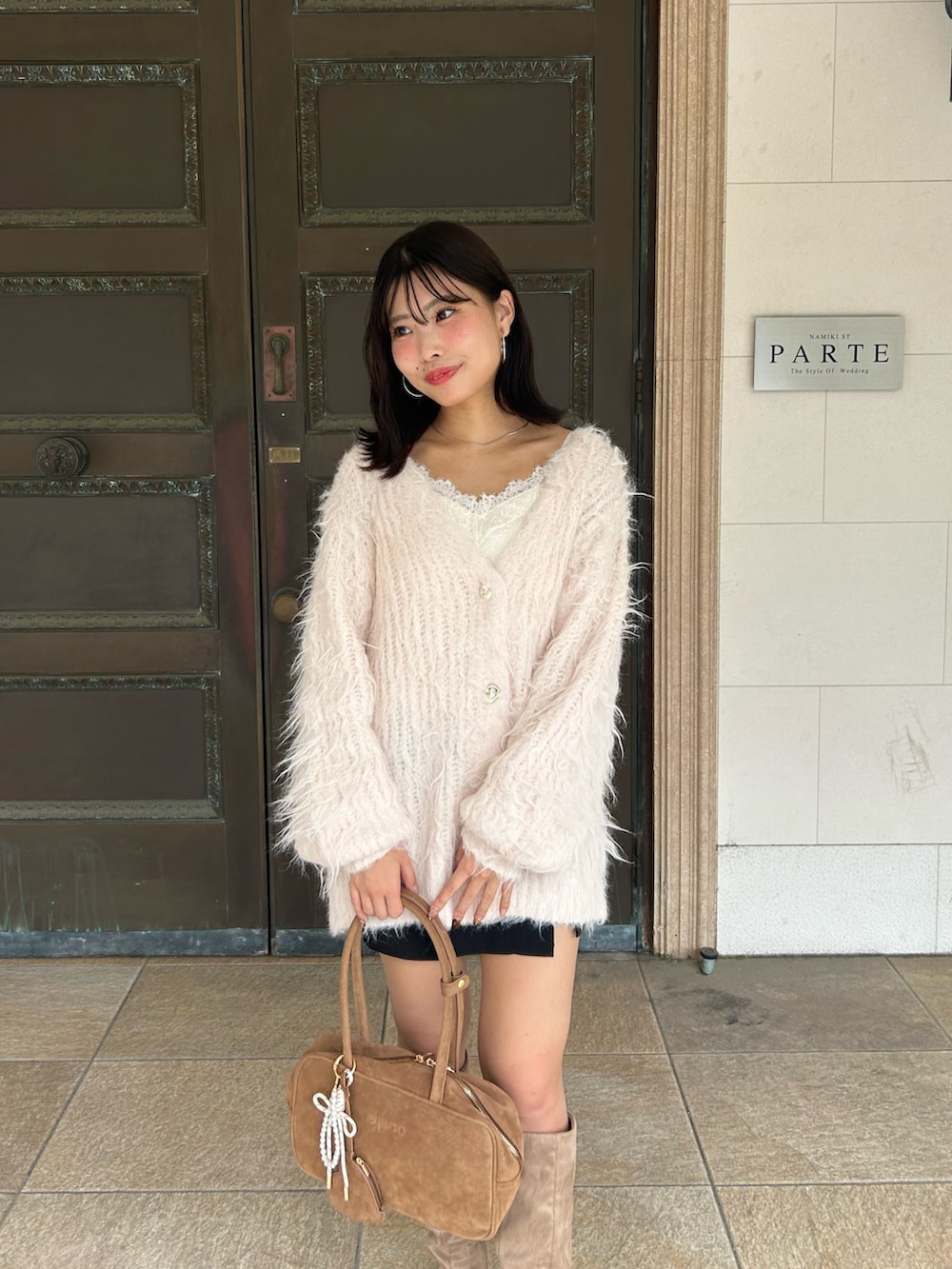ピンク系のカーディガン/ボレロ、ホワイト系のキャミソール、ブラウン系のボストンバッグを着用したレディースの秋コーディネートの5枚目の写真