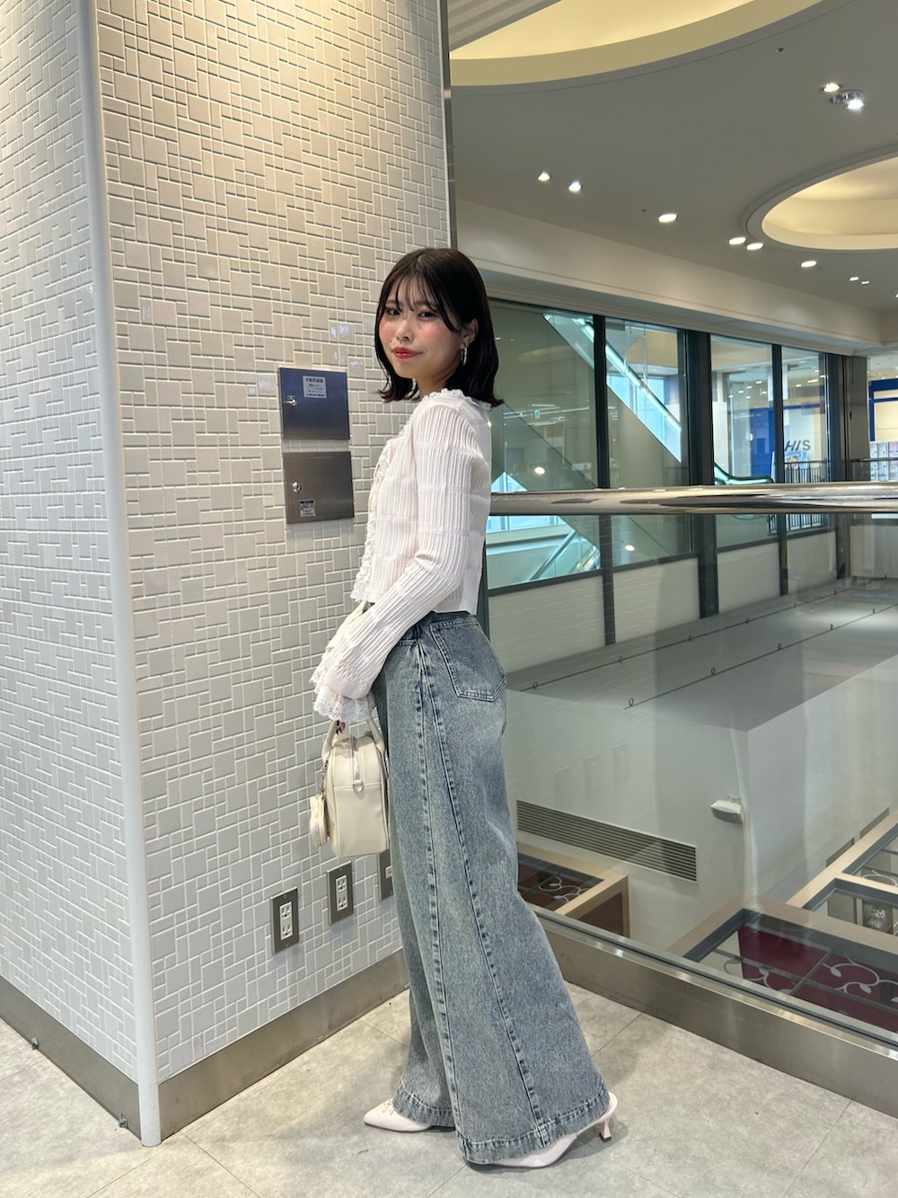 「デニム、デニムコーデ、カーディガン、春コーデ、デートコーデ」｜「Chicoの【3サイズ展開】ルーズワイドデニム（デニムパンツ、ブルー系）」を使った、Misatoさん（レディース・160cm）の春コーディネートの2枚目の写真
