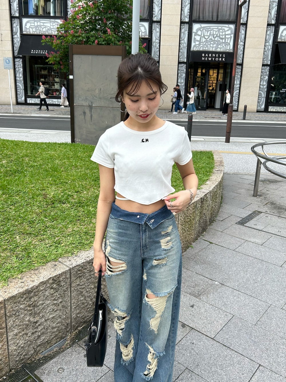 「デニム、デニムパンツ、ダメージデニムパンツ、ダメージデニム、ミュール、チビT、春夏コーデ」｜「Chicoの【完売カラー再販開始】ロゴプリント三角チビT（Tシャツ/カットソー、ホワイト系）」を使った、Misatoさん（レディース・160cm）の春コーディネートの4枚目の写真