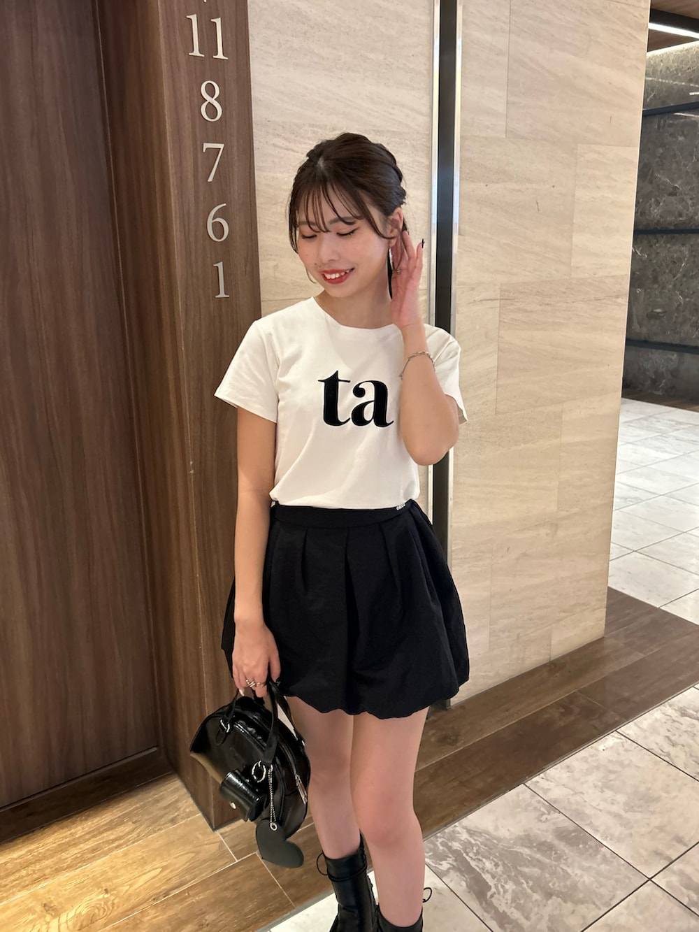 「バルーンスカート、レースアップブーツ、モノトーンコーデ、Tシャツ、ロゴT、夏コーデ、先取りコーデ」｜「Chicoの【2024AW】ナイロンバルーンミニスカート（スカート、ブラック系）」を使った、Misatoさん（レディース・160cm）の夏コーディネートの4枚目の写真