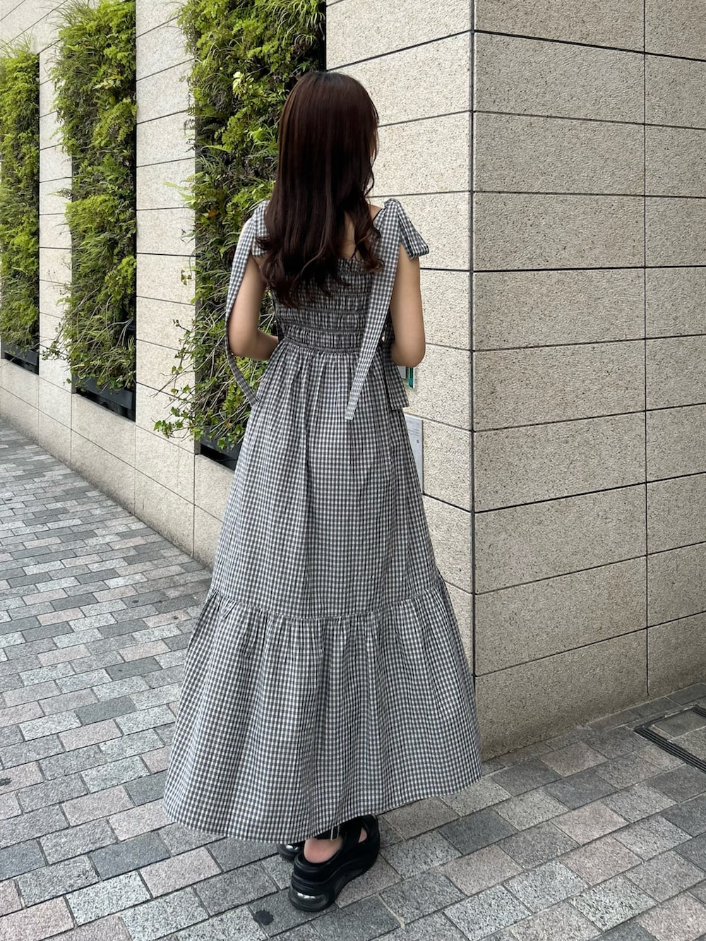 「ワンピース、スポサン、夏コーデ、デートコーデ、肩リボン」｜「Chicoのボリュームソールクロスパフィーサンダル（サンダル、ブラック系）」を使った、Misatoさん（レディース・160cm）の夏コーディネートの3枚目の写真