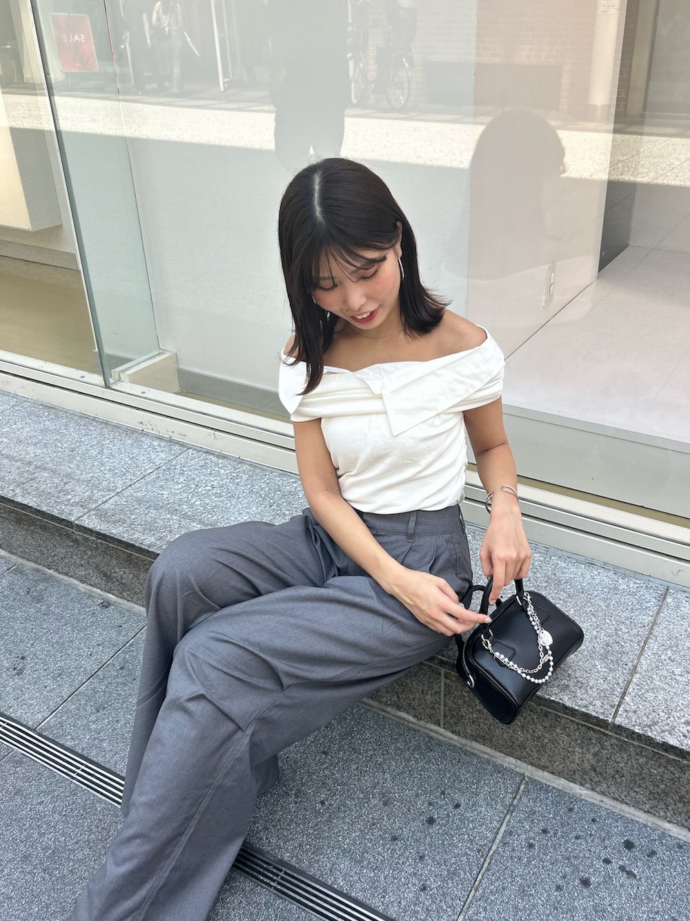 「スラックス、スラックスパンツ、スラックスコーデ、シャツレイヤード、シャツレイヤードコーデ、夏コーデ」｜「Chicoのシャツレイヤードデザイントップス（Tシャツ/カットソー、ホワイト系）」を使った、Misatoさん（骨格ウェーブ・レディース・160cm）の夏コーディネートの6枚目の写真