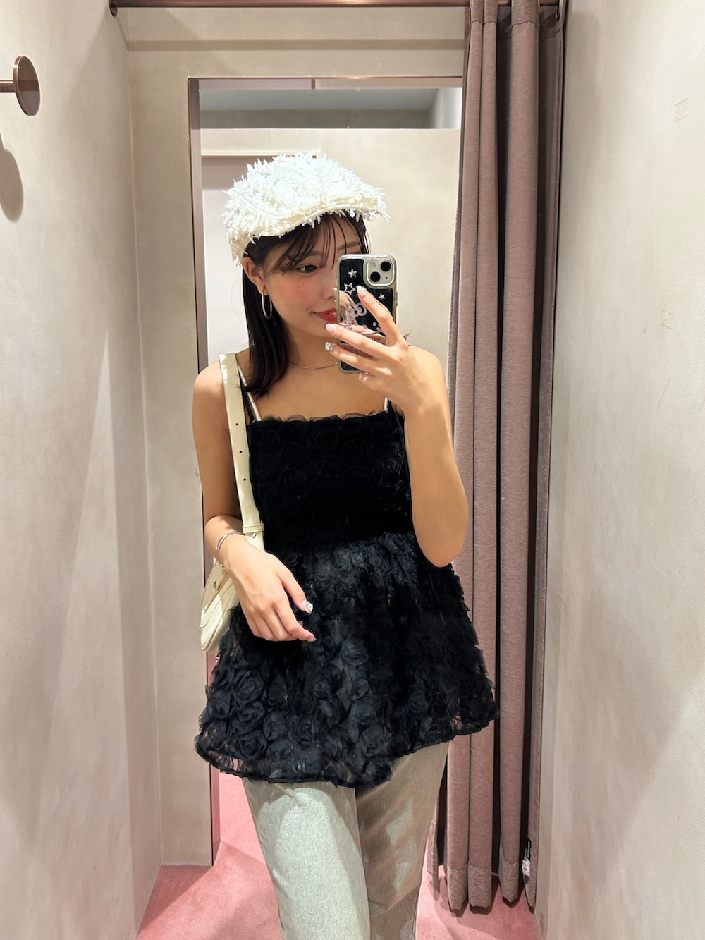 ブラック系のシャツ/ブラウス、ブルー系のデニムパンツ、ホワイト系のサンダルを着用したレディースの夏コーディネートの3枚目の写真