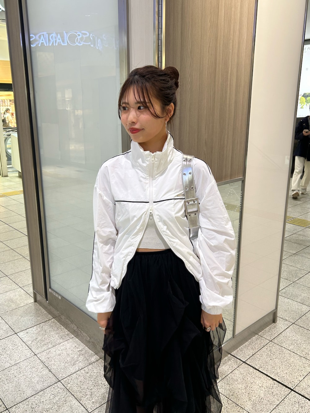 「春アウター、ナイロンブルゾン、ナイロン、チュール、チュールスカート、スニーカー、スニーカーコーデ、春コーデ」｜「Chicoの【2024SS/2way】チュールティアードベアワンピース（ワンピース、ブラック系）」を使った、Misatoさん（レディース・160cm）の春コーディネートの3枚目の写真