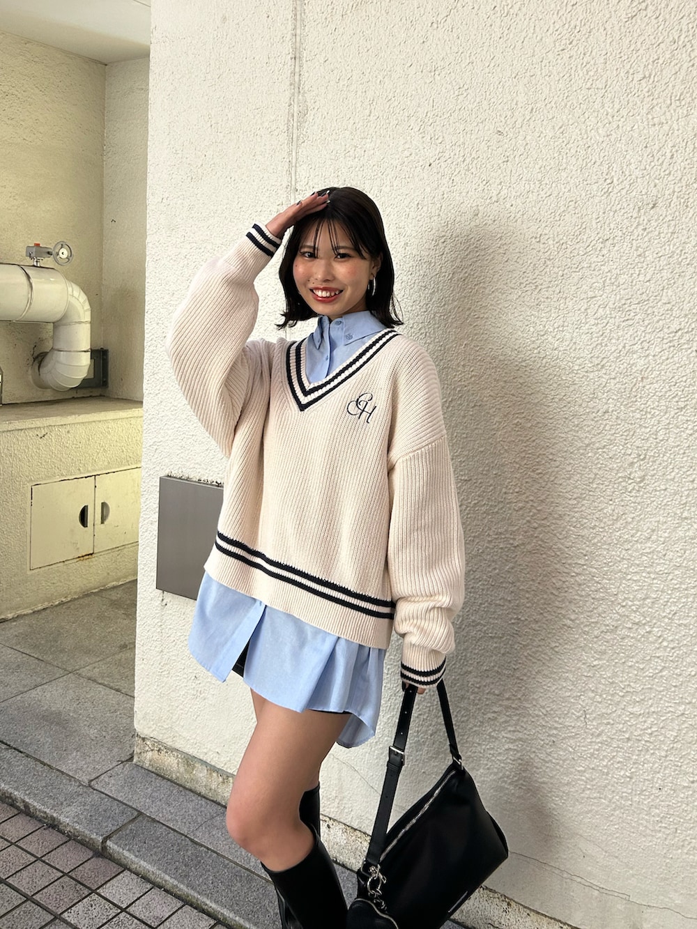 「レイヤードスタイル、レイヤード、ブルーシャツ、春コーデ、デートコーデ」｜「Chicoのライン入りVルーズニット（ニット/セーター、ホワイト系）」を使った、Misatoさん（レディース・160cm）の春コーディネートの3枚目の写真