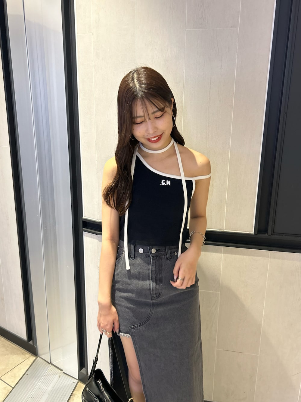 「デニム、デニムスカート、チョーカー、チョーカートップス、スニーカー、スニーカーコーデ、春夏コーデ」｜「Chicoのチョーカー付アシメワンショル刺繍タンクトップ（Tシャツ/カットソー、ブラック系）」を使った、Misatoさん（レディース・160cm）の春コーディネートの4枚目の写真