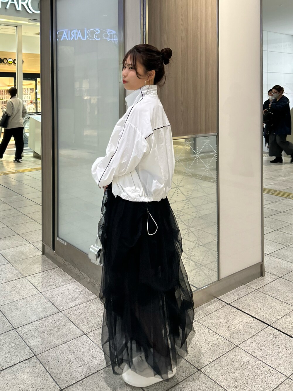 「春アウター、ナイロンブルゾン、ナイロン、チュール、チュールスカート、スニーカー、スニーカーコーデ、春コーデ」｜「Chicoの【2024SS/2way】チュールティアードベアワンピース（ワンピース、ブラック系）」を使った、Misatoさん（レディース・160cm）の春コーディネートの2枚目の写真