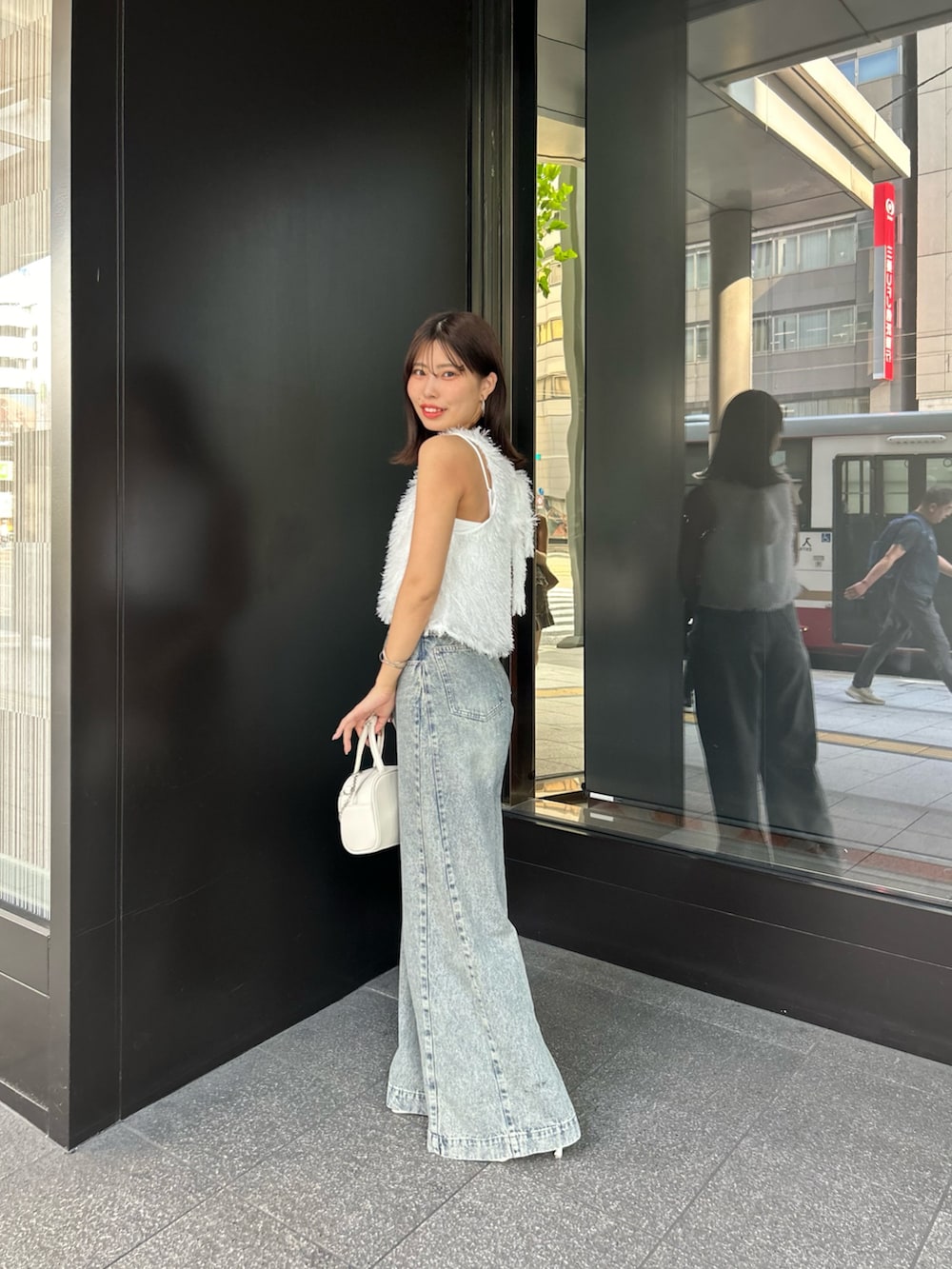 「デニム、デニムコーデ、アメスリ、アメスリトップス、フェザー」｜「Chicoのアメスリフェザーブラウス（シャツ/ブラウス、ホワイト系）」を使った、Misatoさん（骨格ウェーブ・レディース・160cm）の夏コーディネートの2枚目の写真