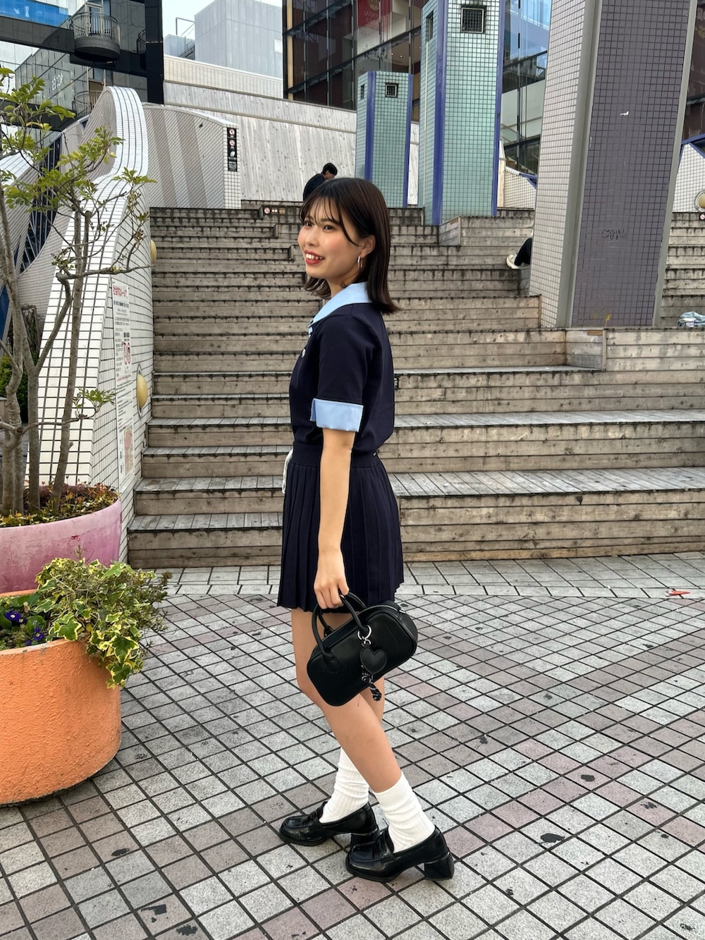 「ポロニット、セットアップ、セットアップコーデ、韓国ファッション、トレンドコーデ」｜「Chicoの【5分袖】刺繍入り襟付きポロニット（ニット/セーター、ブルー系）」を使った、Misatoさん（骨格ウェーブ・レディース・160cm）の春コーディネートの2枚目の写真