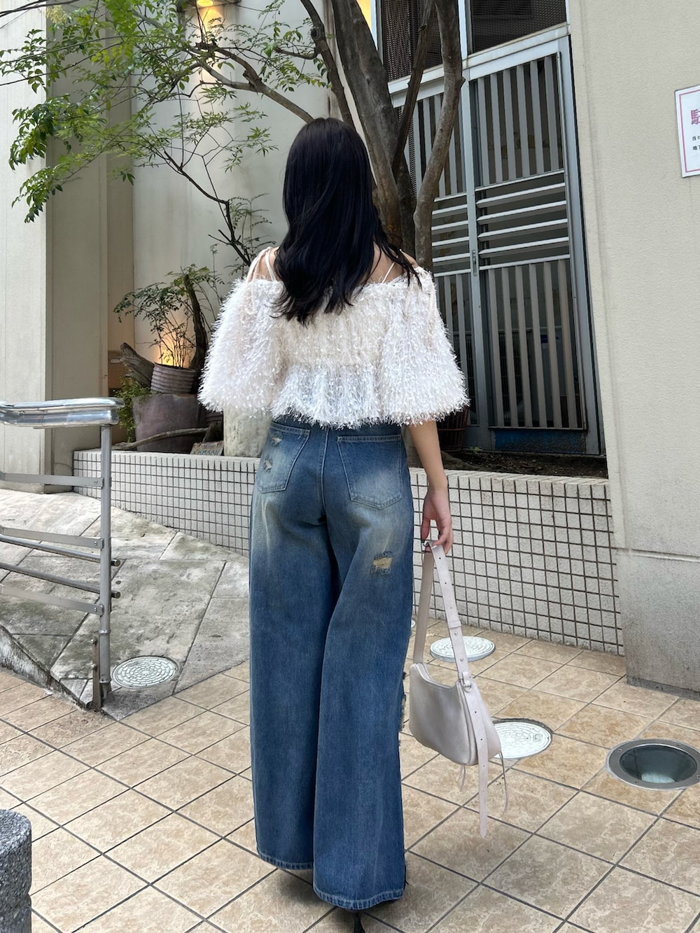 「ブラウス、ブラウスコーデ、デニム、ダメージデニム、デニムコーデ、夏コーデ」｜「Chicoのフリンジリボン短丈ブラウス（シャツ/ブラウス、ホワイト系）」を使った、Misatoさん（レディース・160cm）の夏コーディネートの3枚目の写真