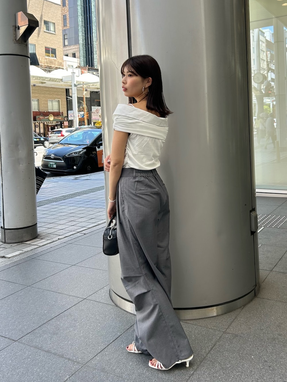 「スラックス、スラックスパンツ、スラックスコーデ、シャツレイヤード、シャツレイヤードコーデ、夏コーデ」｜「Chicoのシャツレイヤードデザイントップス（Tシャツ/カットソー、ホワイト系）」を使った、Misatoさん（骨格ウェーブ・レディース・160cm）の夏コーディネートの2枚目の写真