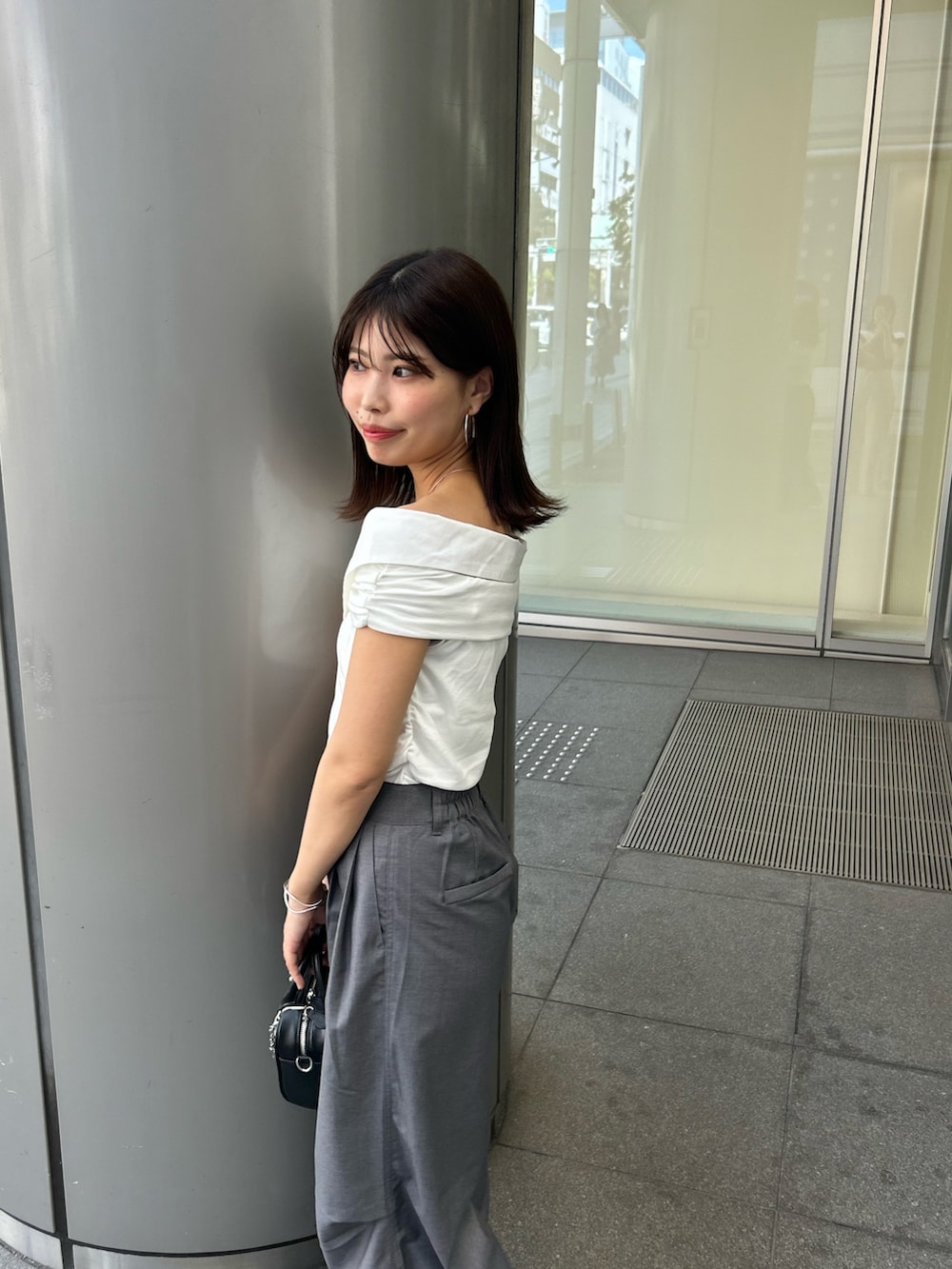「スラックス、スラックスパンツ、スラックスコーデ、シャツレイヤード、シャツレイヤードコーデ、夏コーデ」｜「Chicoのシャツレイヤードデザイントップス（Tシャツ/カットソー、ホワイト系）」を使った、Misatoさん（骨格ウェーブ・レディース・160cm）の夏コーディネートの5枚目の写真
