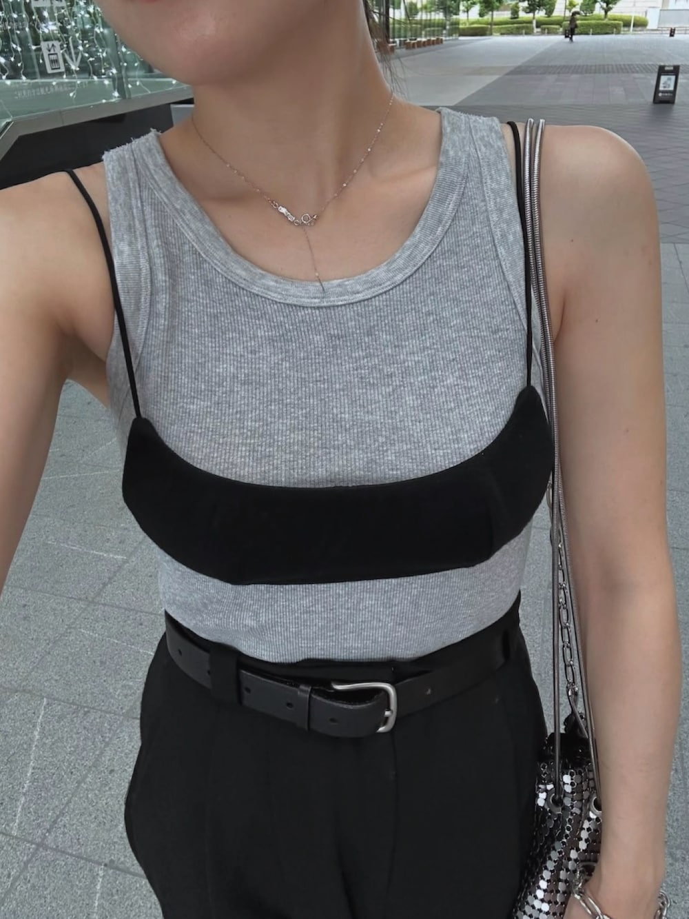 シルバー系のショルダーバッグ、ブラック系のサンダル、ブラック系のその他パンツを着用したレディースの夏コーディネートの2枚目の写真