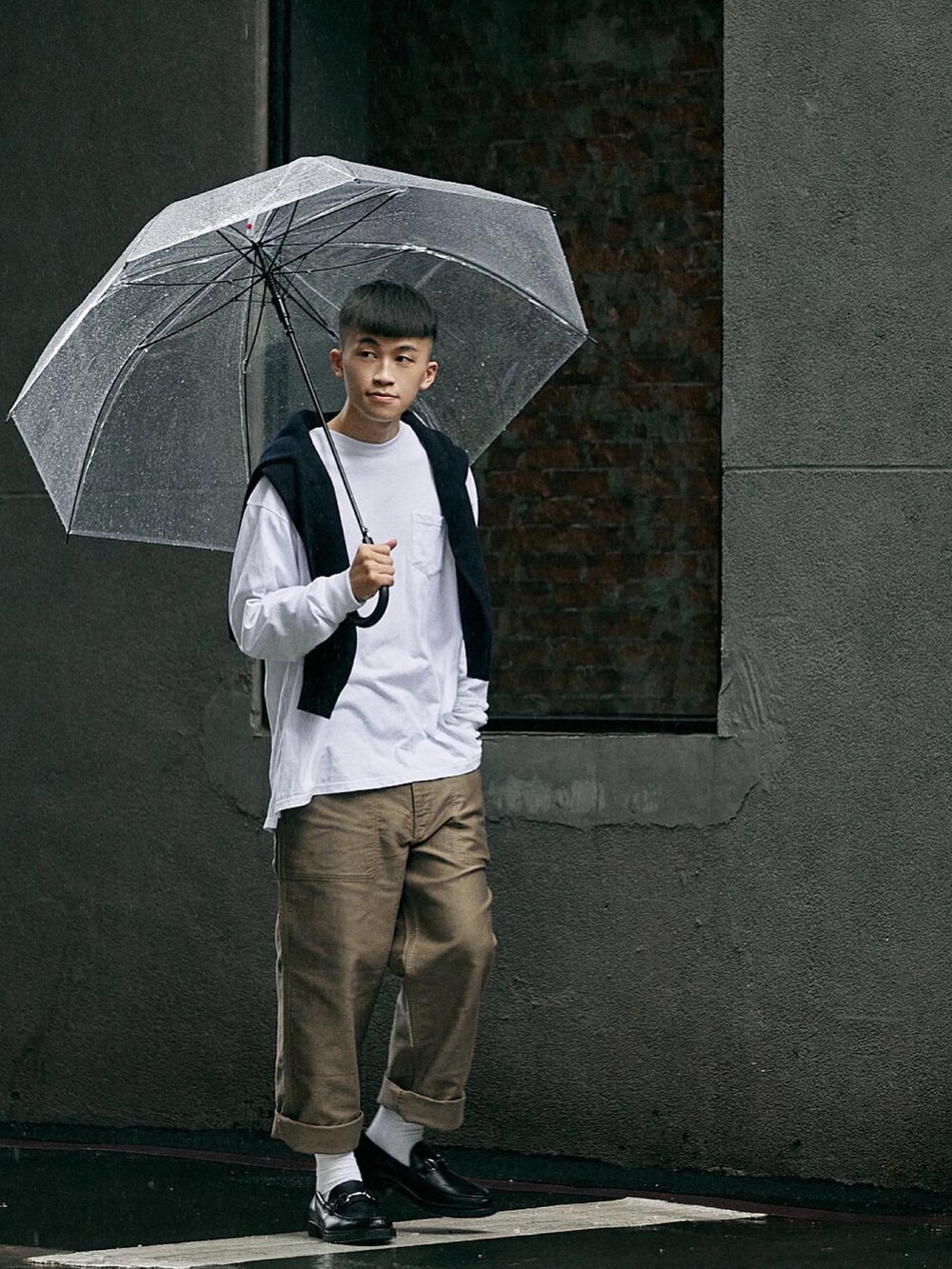 「UNIQLOのアイテム（チノパンツ、ブラウン系）」を使った、chrisyehさん（メンズ・177cm）の冬コーディネートの2枚目の写真