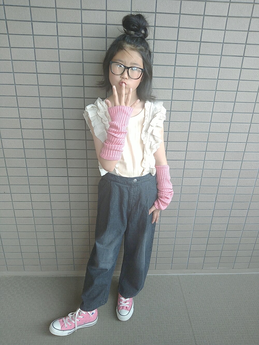 ホワイト系のTシャツ/カットソー、ブラック系のデニムパンツを着用したキッズの夏コーディネートの2枚目の写真