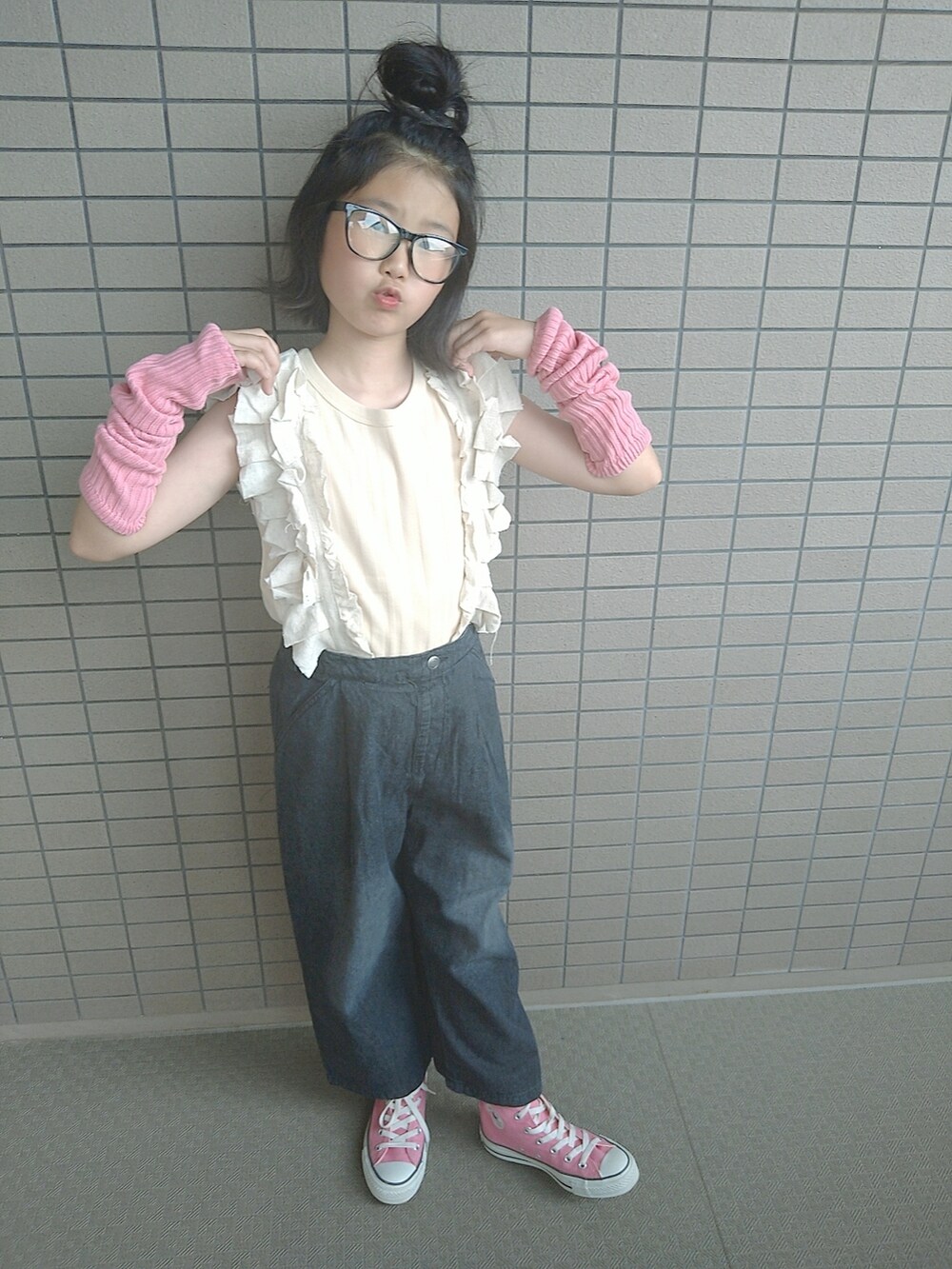 ホワイト系のTシャツ/カットソー、ブラック系のデニムパンツを着用したキッズの夏コーディネートの3枚目の写真