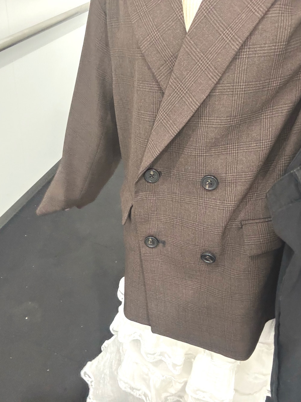 ブラウン系のテーラードジャケット、ホワイト系のスカートを着用したレディースの秋コーディネートの2枚目の写真