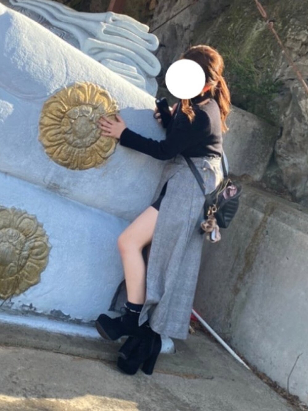 グレー系のスカートを着用したレディースの秋コーディネートの2枚目の写真