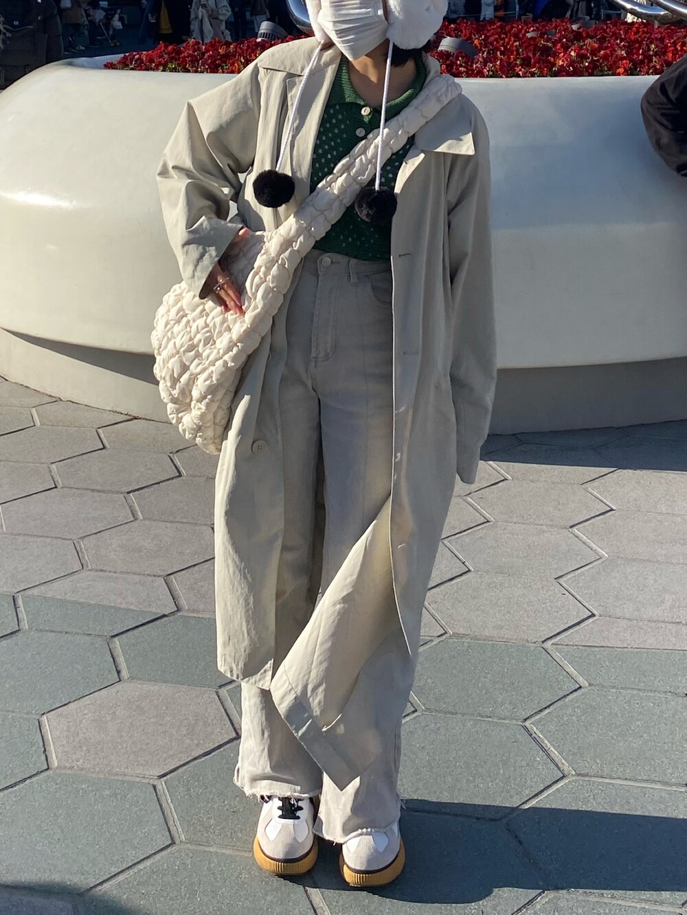 グレー系のデニムパンツ、ホワイト系のジャケット/アウター、ホワイト系のバッグを着用したレディースの冬コーディネートの2枚目の写真