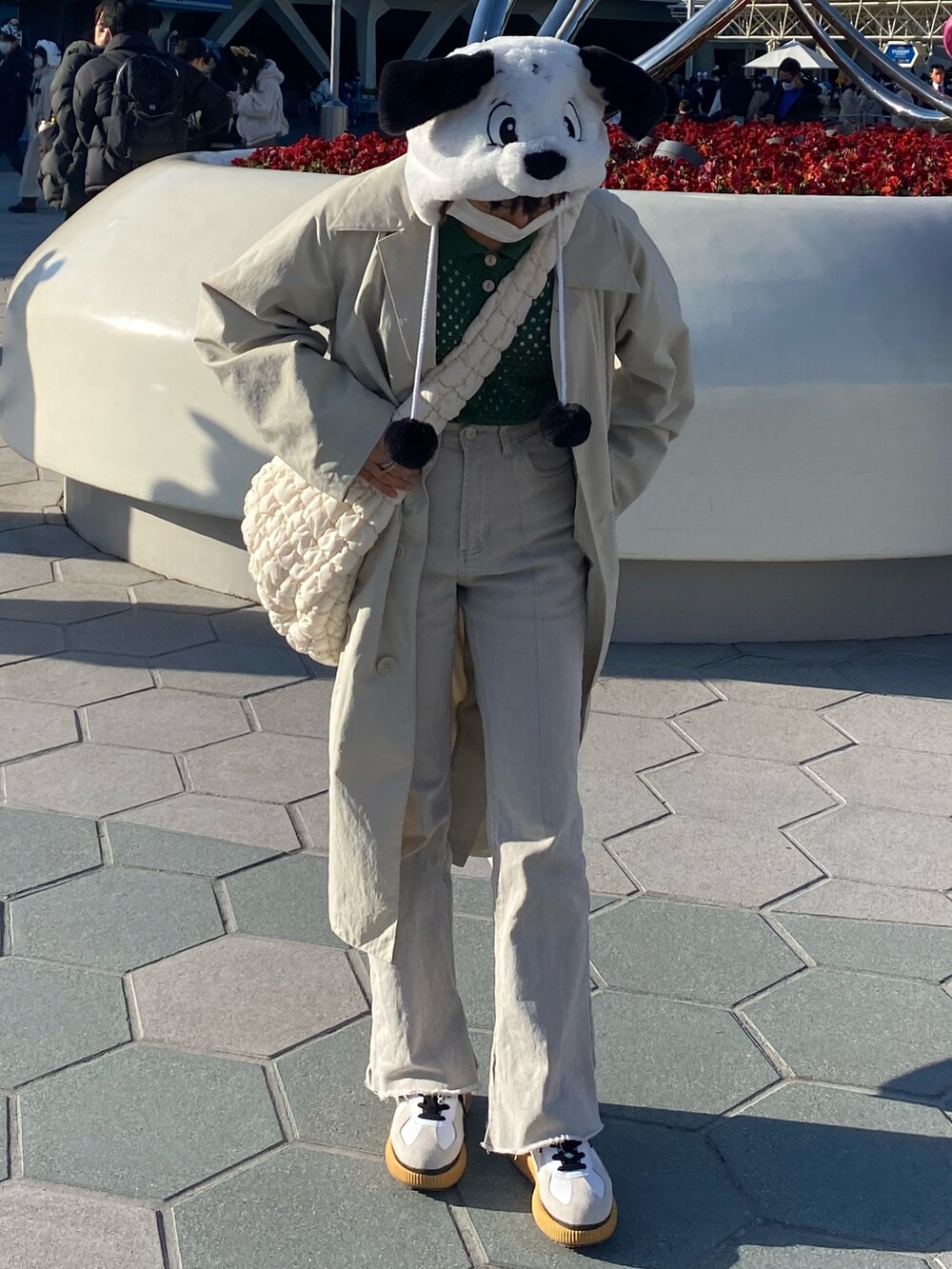 グレー系のデニムパンツ、ホワイト系のジャケット/アウター、ホワイト系のバッグを着用したレディースの冬コーディネートの3枚目の写真