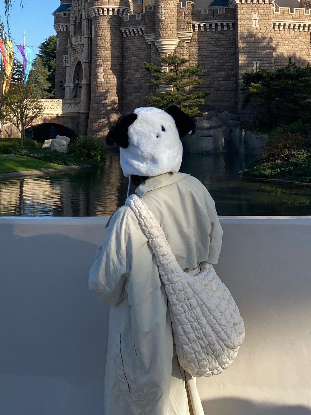 グレー系のデニムパンツ、ホワイト系のジャケット/アウター、ホワイト系のバッグを着用したレディースの冬コーディネートの4枚目の写真