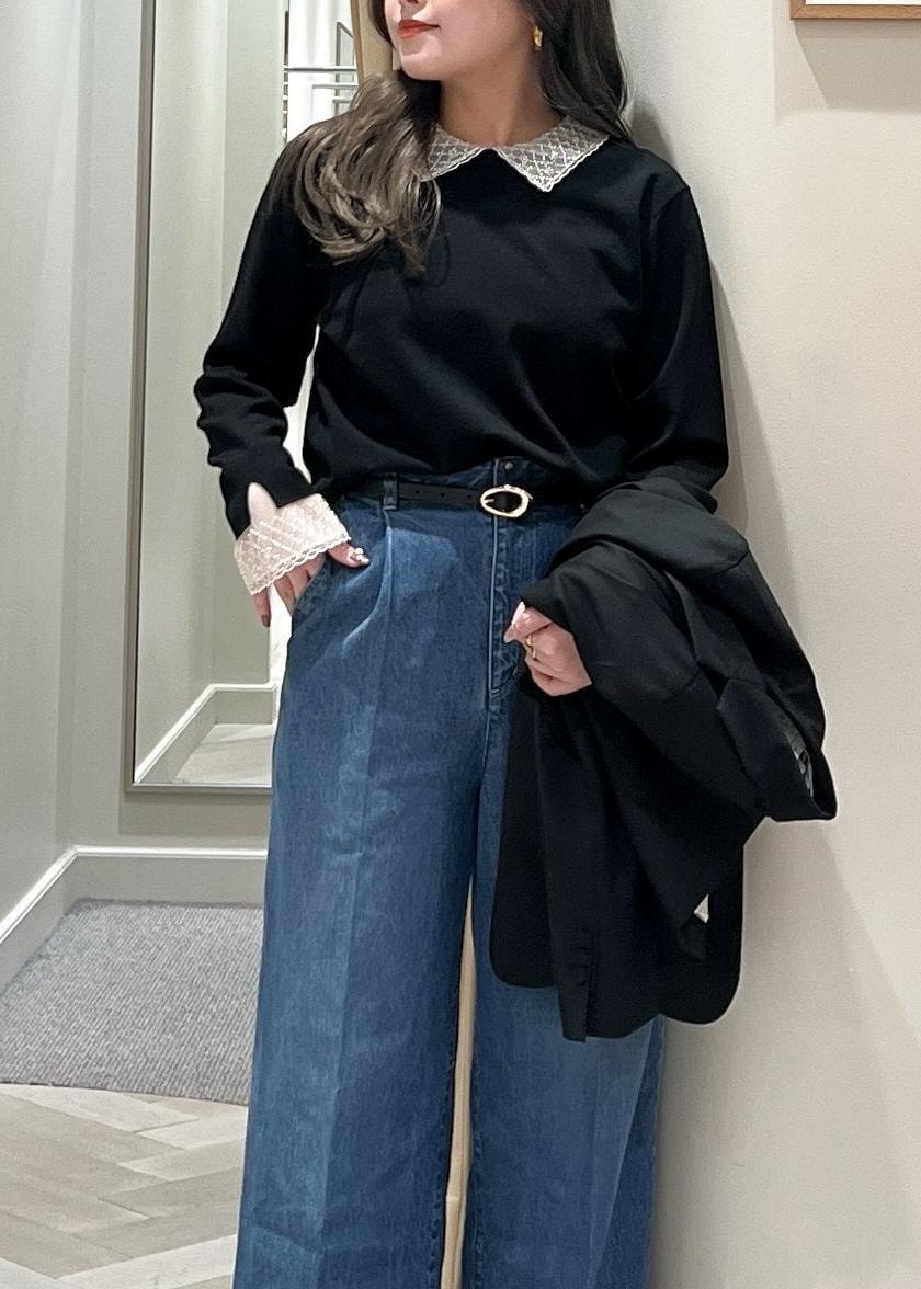 ブルー系のデニムパンツ、ブラック系のテーラードジャケット、ブラック系のベルトを着用したレディースの冬コーディネートの8枚目の写真