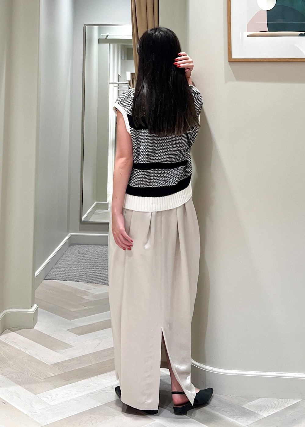 ブラック系のパンプス、ブラック系のショルダーバッグ、ベージュ系のワンピースを着用したレディースの夏コーディネートの4枚目の写真