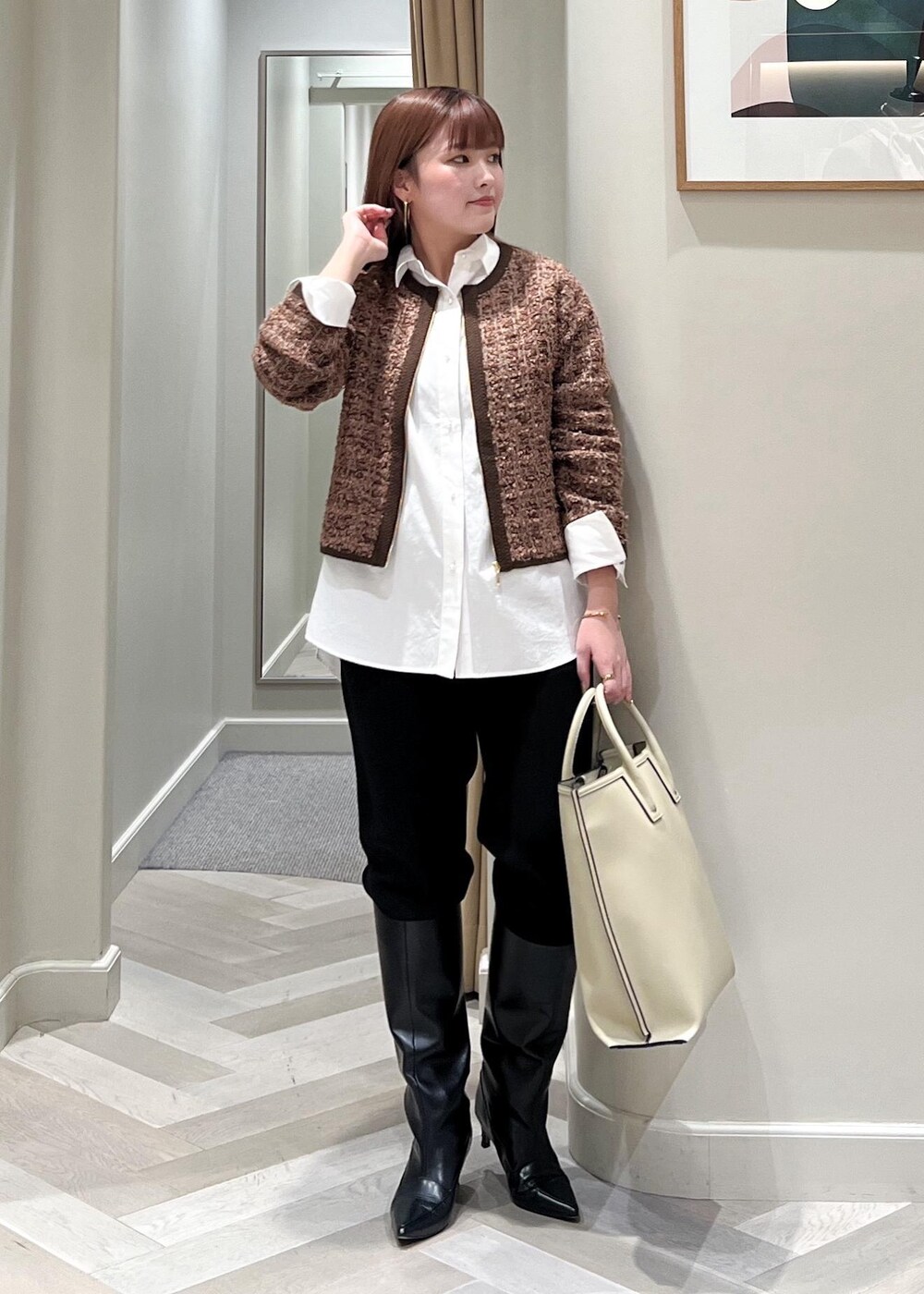 ホワイト系のシャツ/ブラウス、ブルー系のその他パンツ、ホワイト系のトートバッグを着用したレディースの冬コーディネートの5枚目の写真