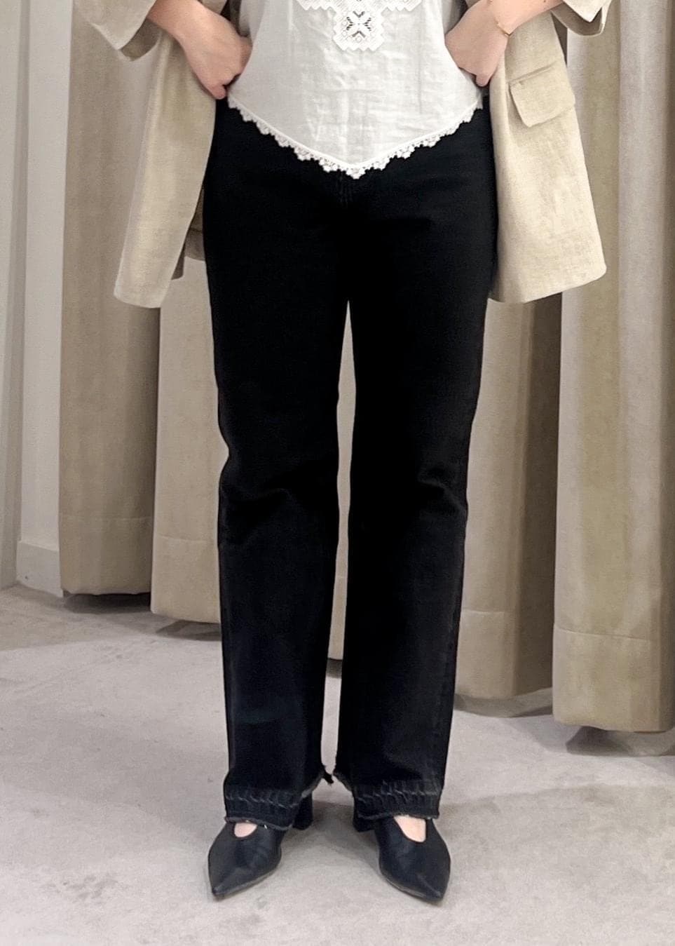 グレー系のデニムパンツ、ブラック系のパンプス、ホワイト系のキャミソールを着用したレディースの春コーディネートの10枚目の写真