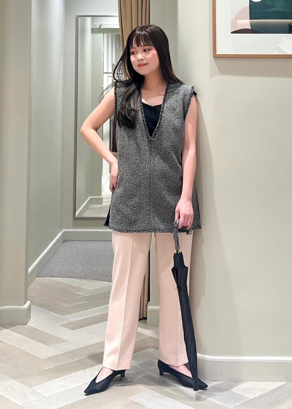 ブラック系のパンプス、ピンク系のその他パンツ、ブラック系のベストを着用したレディースの春コーディネートの5枚目の写真