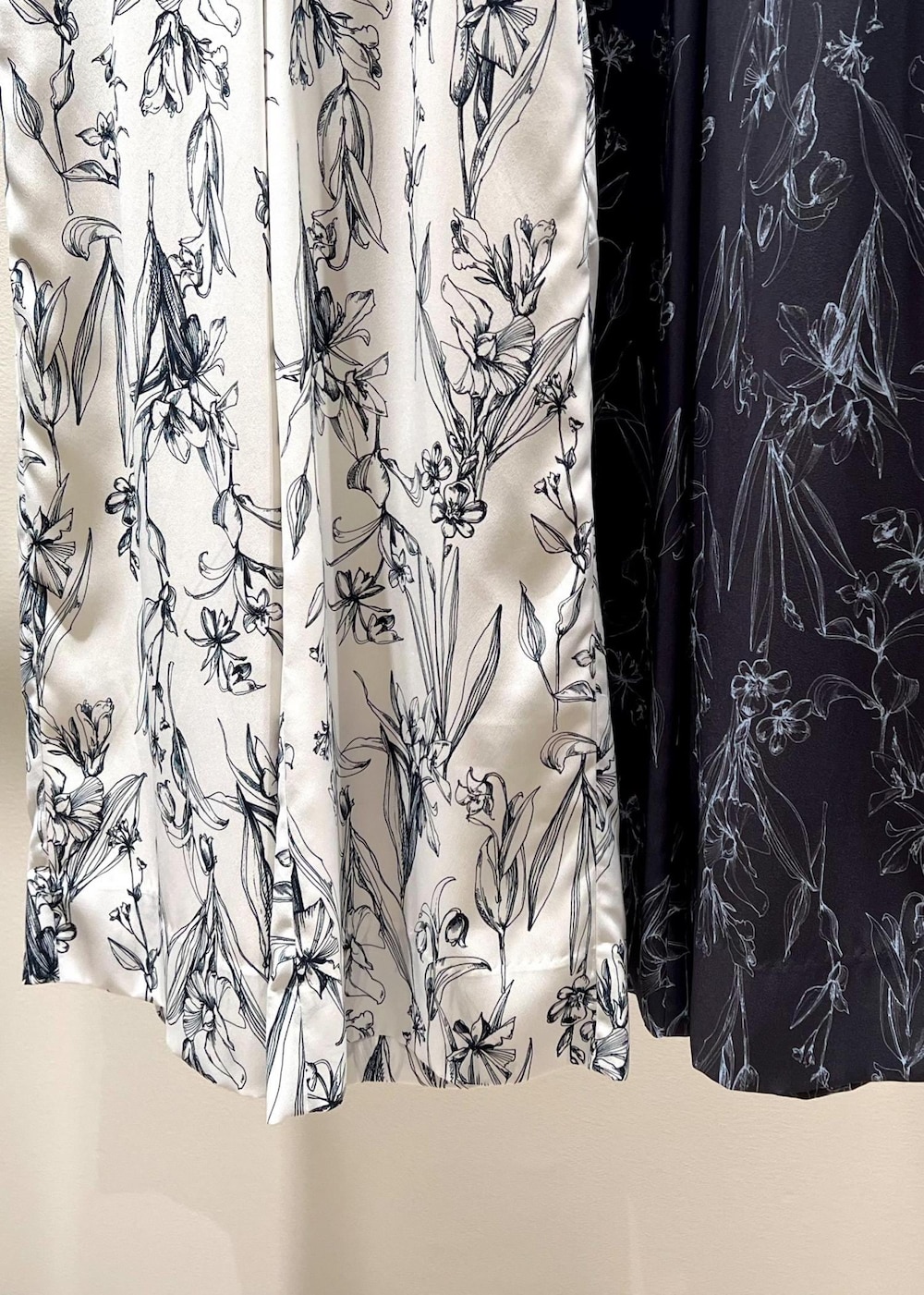 ブラック系のショルダーバッグ、ホワイト系のTシャツ/カットソー、ブラック系のその他パンツを着用したレディースの夏コーディネートの8枚目の写真