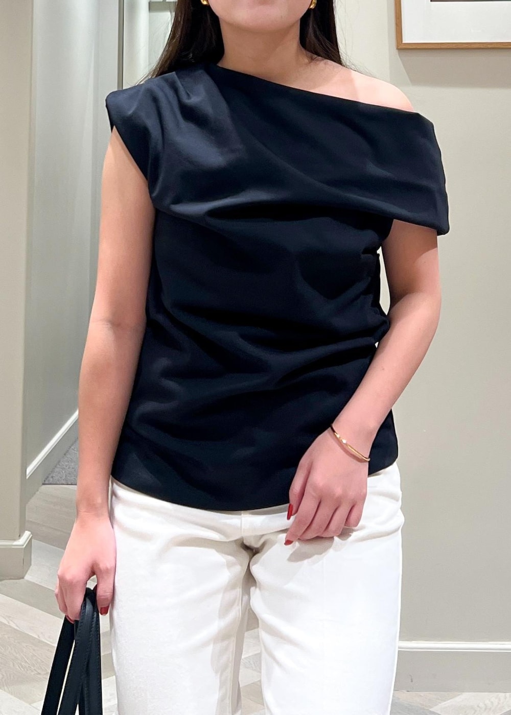 ホワイト系のデニムパンツ、ブラック系のTシャツ/カットソーを着用したレディースの夏コーディネートの6枚目の写真