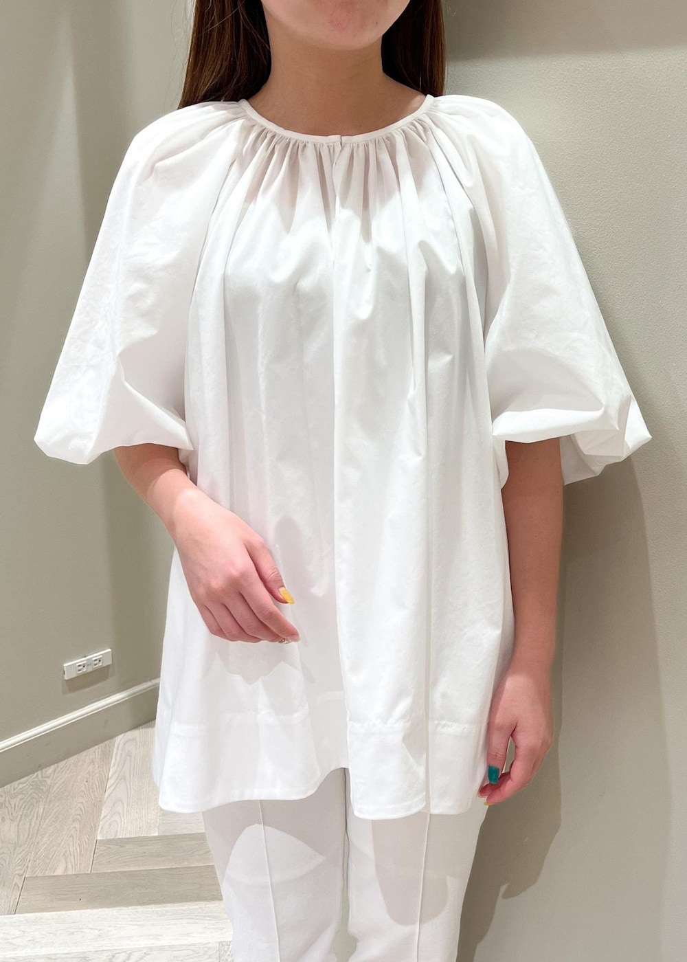 ホワイト系のシャツ/ブラウス、ホワイト系のその他パンツを着用したレディースの夏コーディネートの5枚目の写真