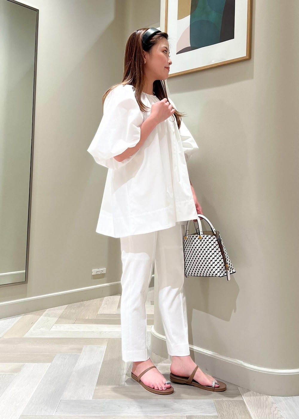 ホワイト系のシャツ/ブラウス、ホワイト系のその他パンツを着用したレディースの夏コーディネートの3枚目の写真