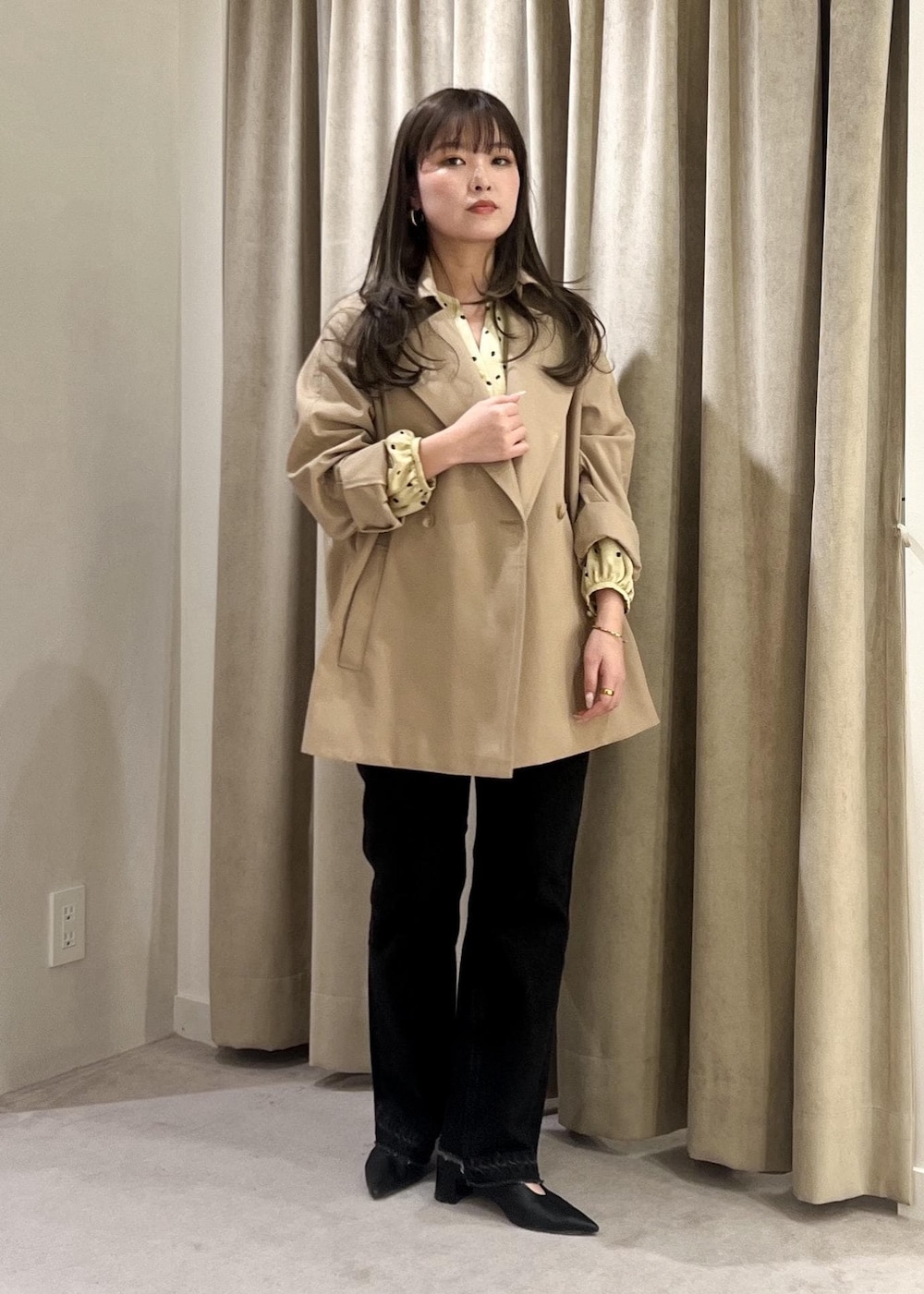 グレー系のデニムパンツ、ブラック系のパンプス、ベージュ系のシャツ/ブラウスを着用したレディースの春コーディネートの5枚目の写真