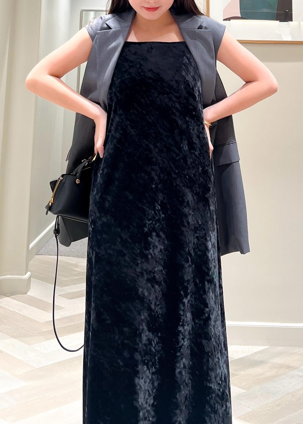 ブラック系のショルダーバッグ、ブラック系のワンピース、ブラック系のパンプスを着用したレディースの秋コーディネートの8枚目の写真