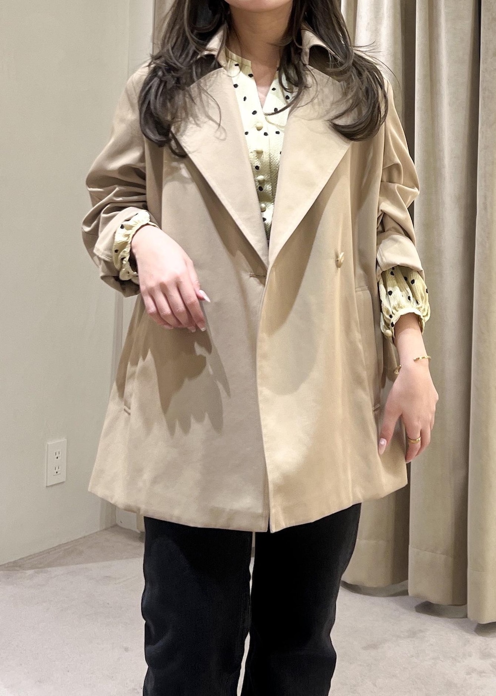 グレー系のデニムパンツ、ブラック系のパンプス、ベージュ系のシャツ/ブラウスを着用したレディースの春コーディネートの7枚目の写真