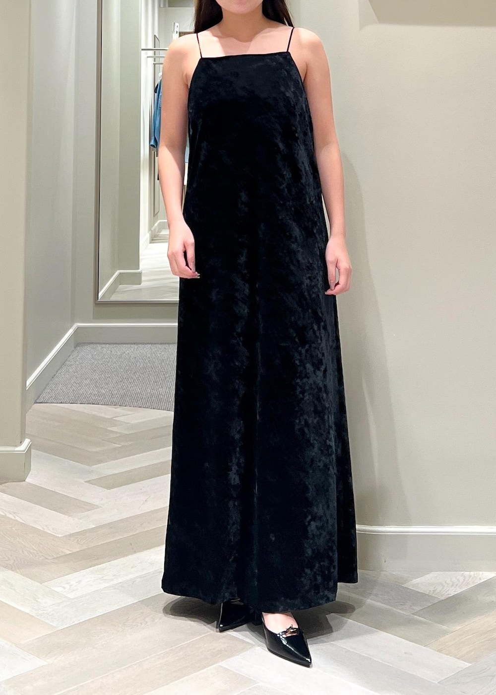 ブラック系のショルダーバッグ、ブラック系のワンピース、ブラック系のパンプスを着用したレディースの秋コーディネートの9枚目の写真