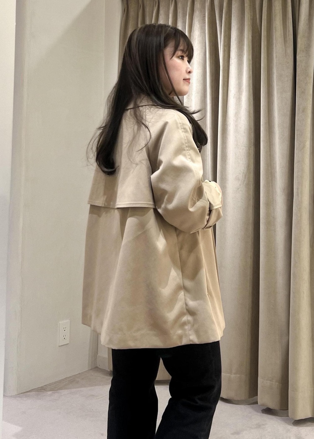 グレー系のデニムパンツ、ブラック系のパンプス、ベージュ系のシャツ/ブラウスを着用したレディースの春コーディネートの8枚目の写真