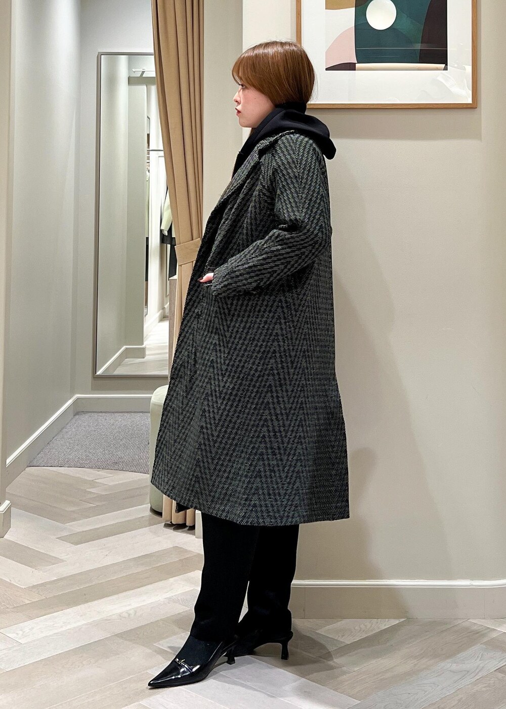 ブラック系のパンプス、ブルー系のシャツ/ブラウス、ブラック系のパーカーを着用したレディースの冬コーディネートの3枚目の写真