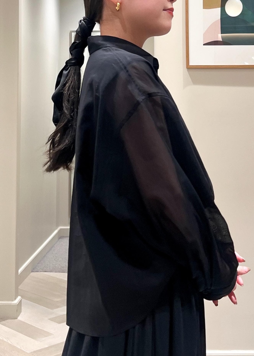 ブラック系のサンダル、ブラック系のショルダーバッグ、ブラック系のシャツ/ブラウスを着用したレディースの春コーディネートの7枚目の写真