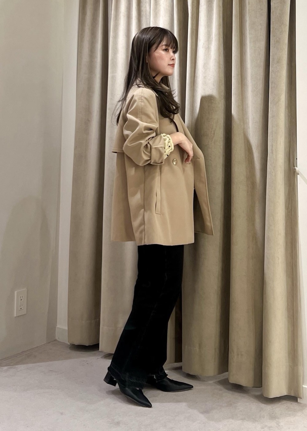 グレー系のデニムパンツ、ブラック系のパンプス、ベージュ系のシャツ/ブラウスを着用したレディースの春コーディネートの3枚目の写真