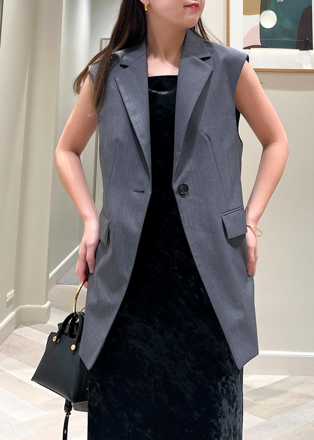 ブラック系のショルダーバッグ、ブラック系のワンピース、ブラック系のパンプスを着用したレディースの秋コーディネートの6枚目の写真