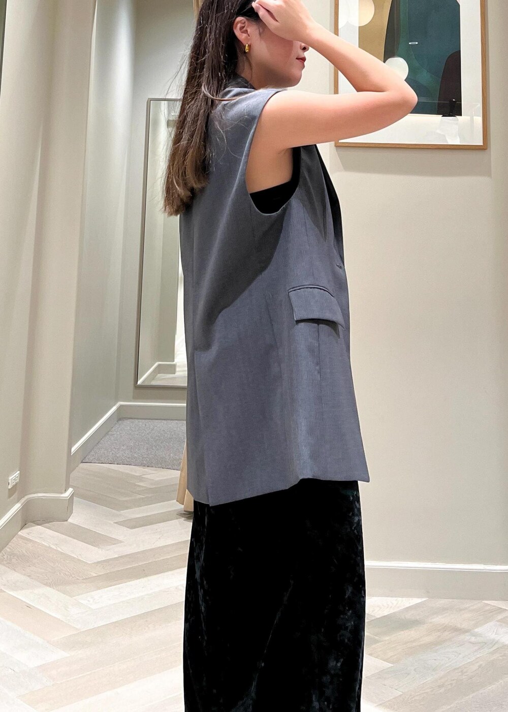 ブラック系のショルダーバッグ、ブラック系のワンピース、ブラック系のパンプスを着用したレディースの秋コーディネートの7枚目の写真