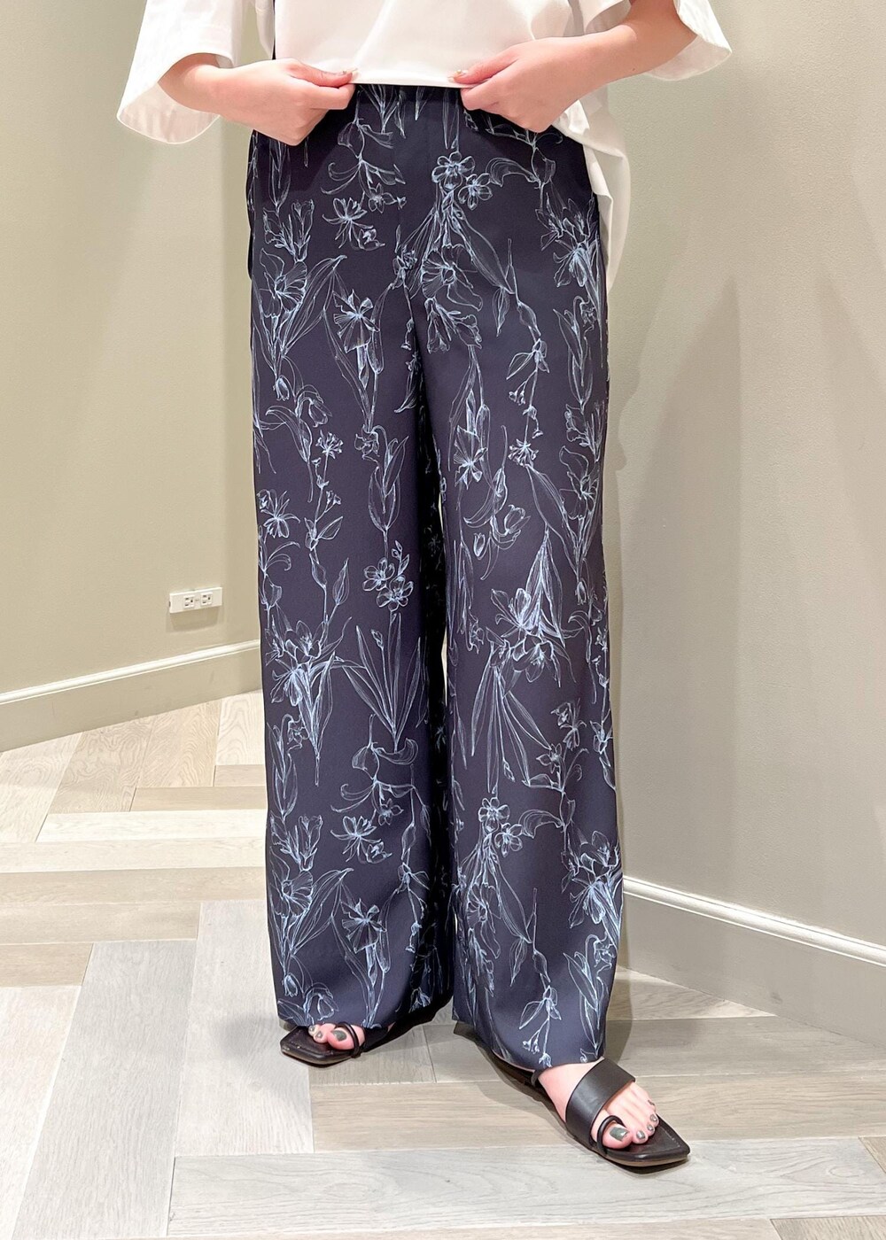 ブラック系のショルダーバッグ、ホワイト系のTシャツ/カットソー、ブラック系のその他パンツを着用したレディースの夏コーディネートの7枚目の写真