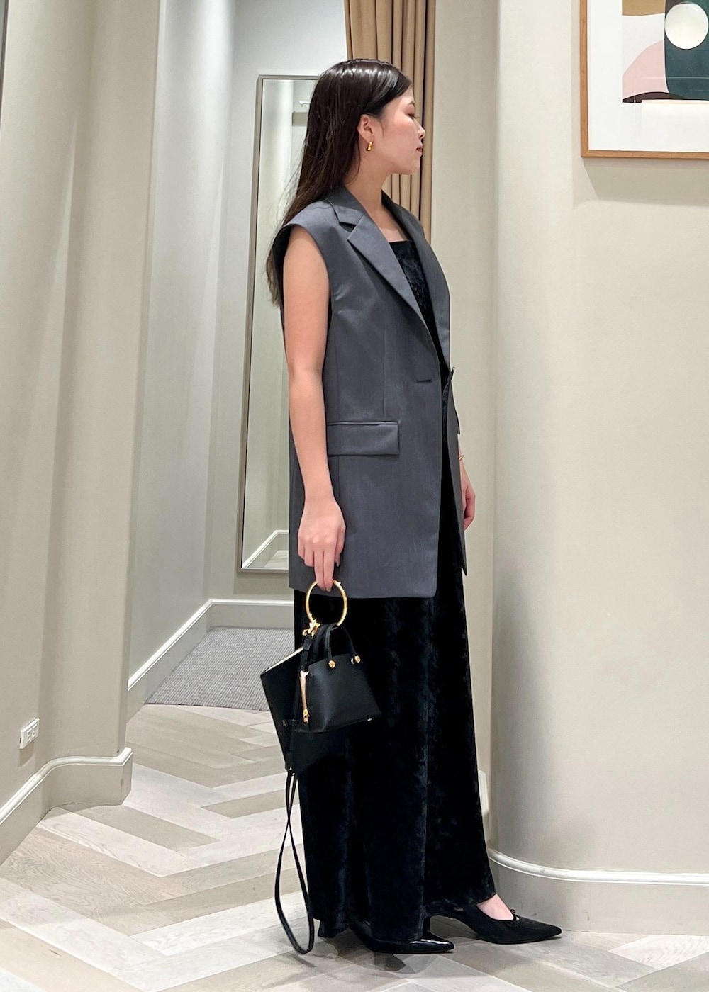 ブラック系のショルダーバッグ、ブラック系のワンピース、ブラック系のパンプスを着用したレディースの秋コーディネートの3枚目の写真