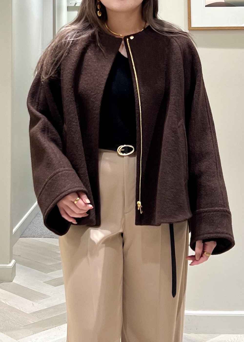 ブラック系のパンプス、ベージュ系のその他パンツ、ブラウン系のブルゾンを着用したレディースの秋コーディネートの6枚目の写真